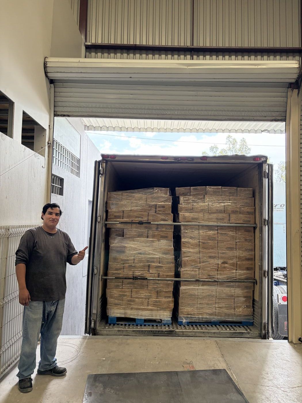 Caja de tráiler con tarimas completas
