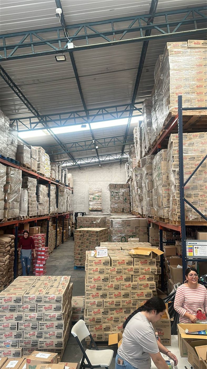 Equipo preparando pedidos en el almacén